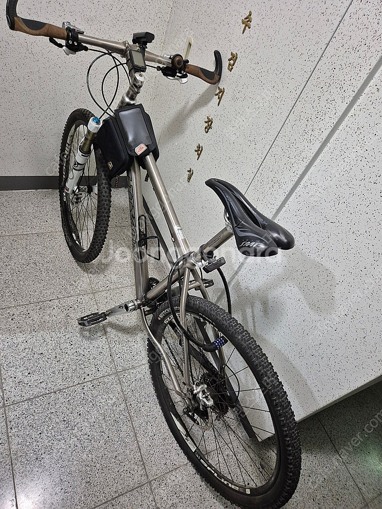 엘파마 록손 티타늄 XT 17인치 판매합니다--1