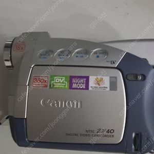 캐논 캠코더 zr40입니다 레트로 감성 물건에 관심 있으시거나 카메라 캠코더 수집가분께서 가져가시길 바랍니다.거래는 택배로 착불거래 입니다
