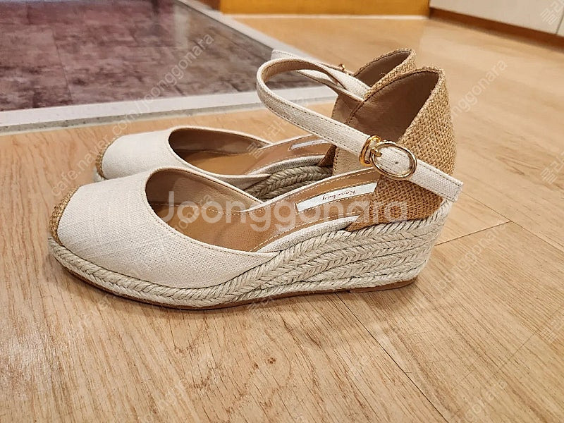 로즈베이 화이트 웨지샌들 235사이즈--1