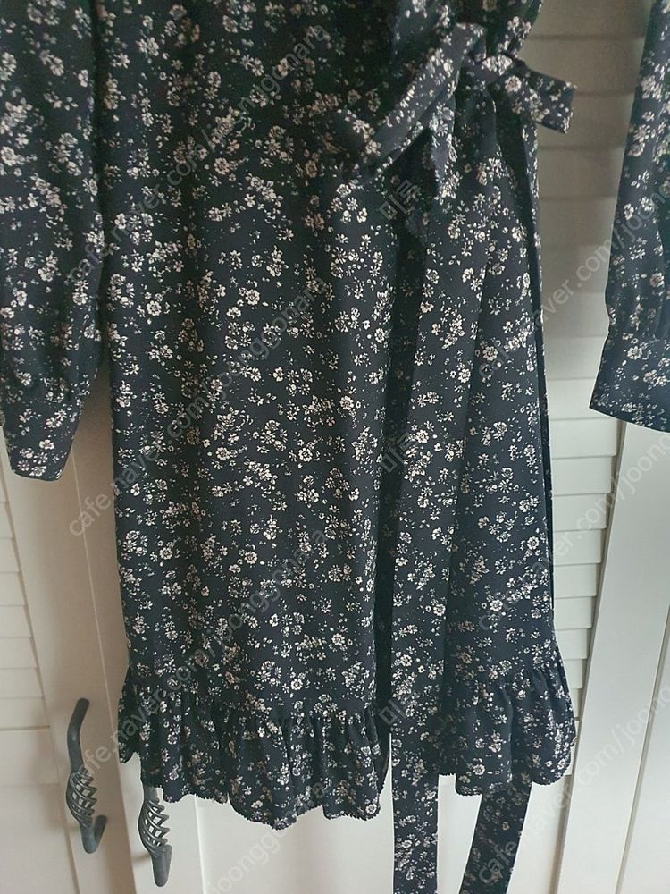 보카바카 원피스 블랙 원피스 플라워프릴 원피스 랩 이미지