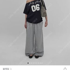 블랙업 프리피 보트넥 프린팅 반팔티 네이비