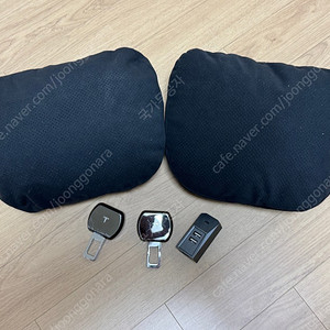 테슬라 목 쿠션 2개, 벨트클립 2개, USB허브 일괄 판매 (택포)
