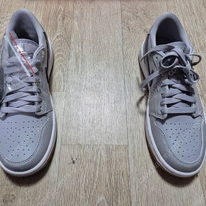 나이키 에어 조던1 로우 골프화 은색색상 240mm 박스없는 새제품 45000원(택배비포함,리유저블백M포함)