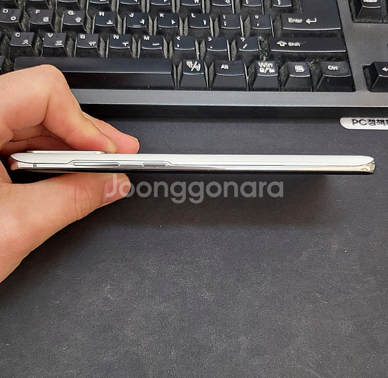 갤럭시S20플러스 화이트 256GB 무잔상 상태좋은 중고20만팝니다.--5