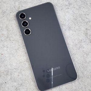 갤럭시 S23FE 블랙 24년 9월개통 액정무기스 무찍힘 SSS급단말기 30만에 판매해요