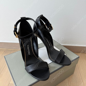 톰포드 LEATHER PADLOCK SANDAL