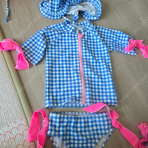쌍둥이 여아 수영복 2벌