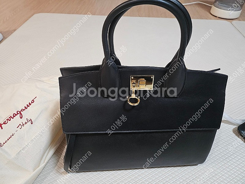 페라가모 스튜디오백 소프트 블랙 라지--0