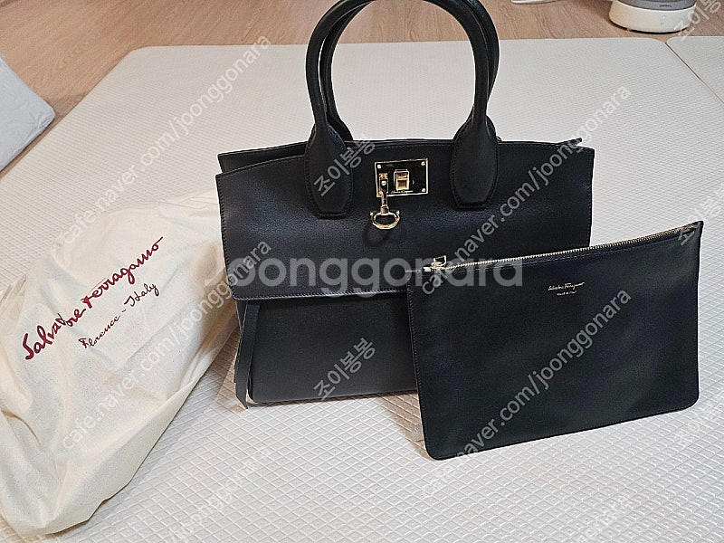 페라가모 스튜디오백 소프트 블랙 라지--1