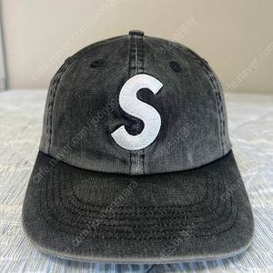 슈프림 피그먼트 S로고 6패널 볼캡(블랙)