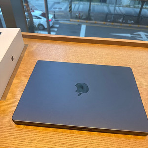 맥북프로 m4 14인치 16gb 1TB 거의 새거 애케플 포함 판매합니다