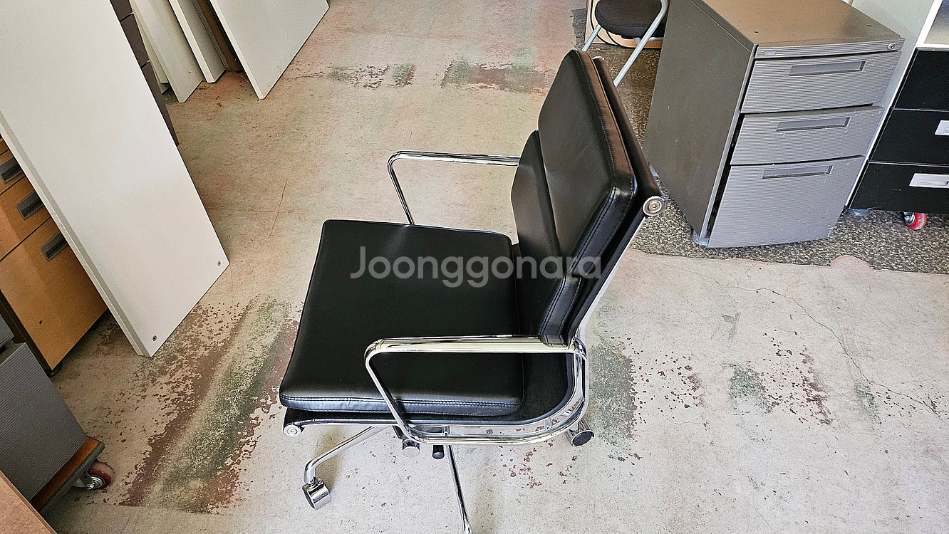 임스 휘계알루미늄 PU인조가죽의자 판매 합니다--2