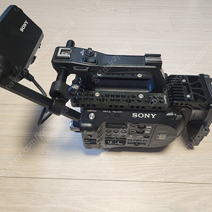 소니정품 PXW-fs7m2 fs7 m2 , 엘칸 ELCAN V마운트 배터리, 충전기, 비디오삼각대 등 일괄 판매합니다.