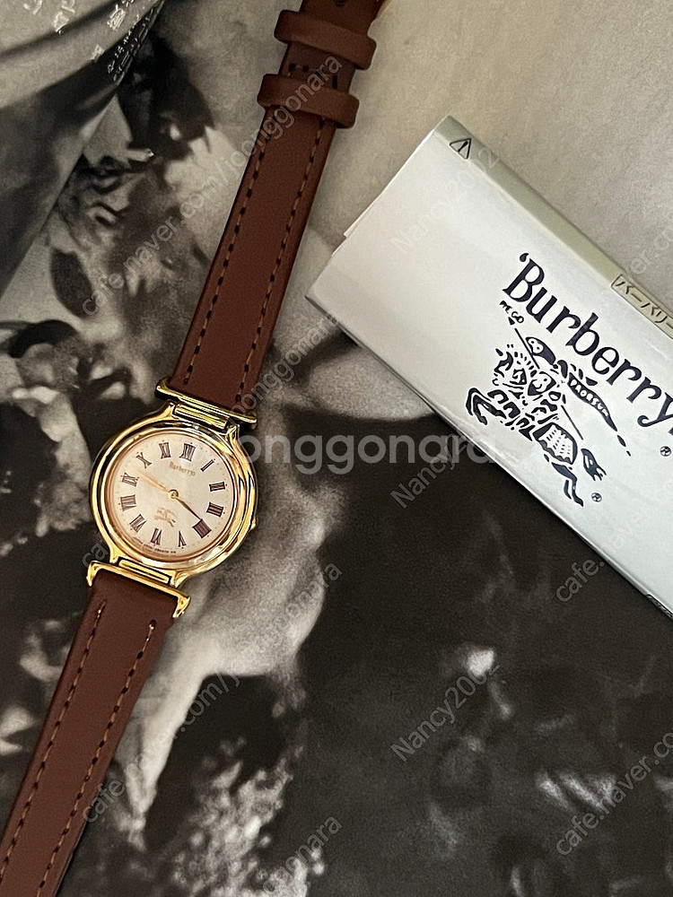 BURBERRY 골드 라운드 버버리 시계--0