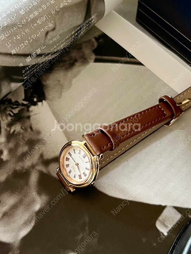 BURBERRY 골드 라운드 버버리 시계--8
