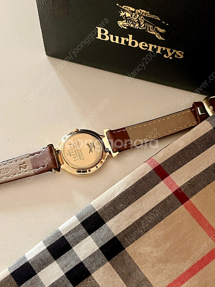 BURBERRY 골드 라운드 버버리 시계--9