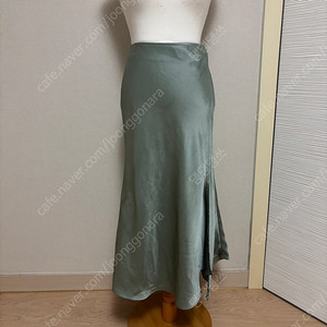 더액츄얼리 새틴 스커트 팝니다