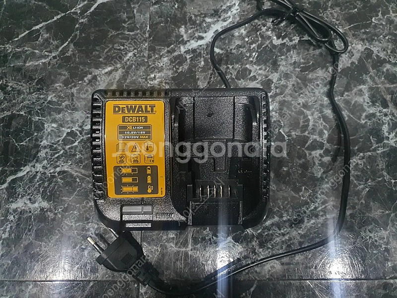 디월트 파워스택 5a 20v 배터리와 충전기--1