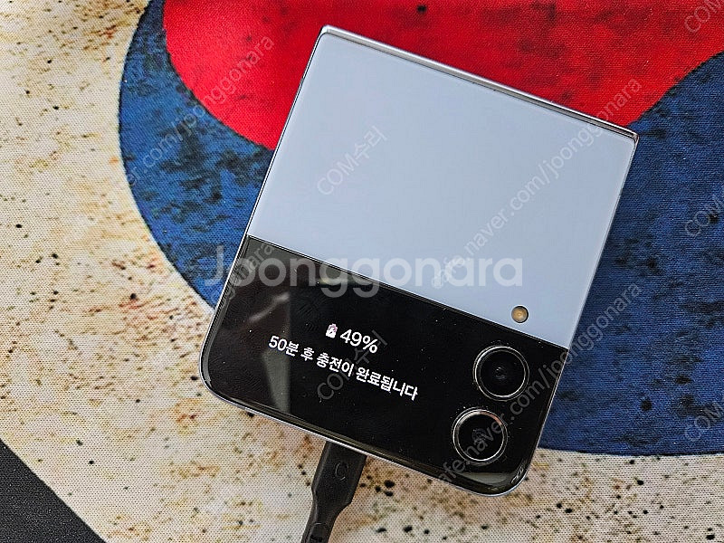 갤럭시 플립4 256GB 보라퍼플 내부액정 고장난거 팝니다.--0