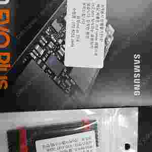 삼성 970 EVO PLUS NVMe M.2 2280 250GB 방열판 포함 새제품입니다.총 2개 팝니다 (1개당 가격입니다)