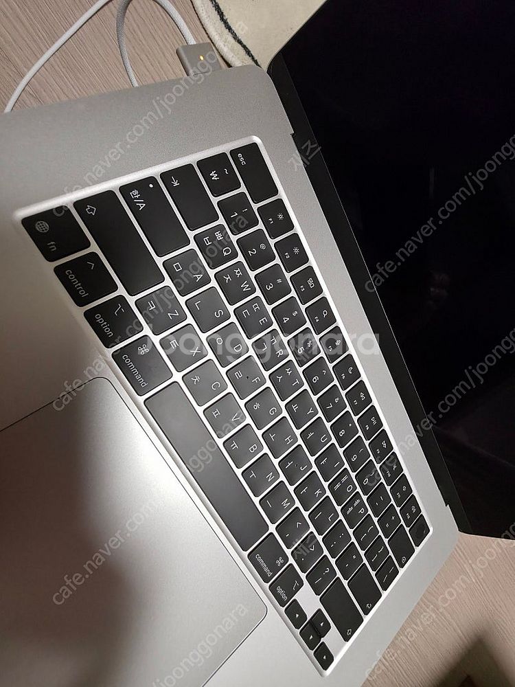 애플 m4 맥북에어 15인치 기본형 실버색상 판매합니다...--1