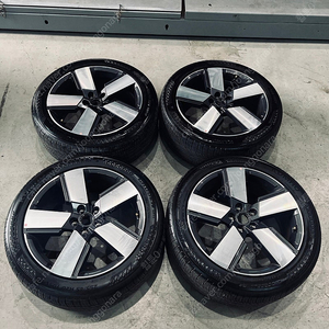 [ 현대 ] 싼타페 MX5 20인치 중식도 휠 타이어 팝니다.