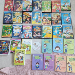 잠수네 영어 DVD 매직스쿨버스, 호리드헨리 등 40장 토끼네 집으로 오세요 등 영어 기초부터 흘려듣기 하기 좋아요 수학,과학 다 영어라 흡수가 빠르구요 텔레비젼보다 어릴때 DV