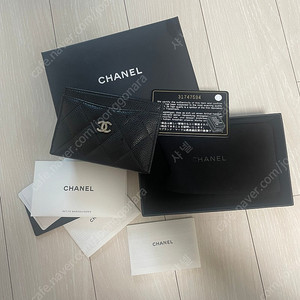 샤넬 카드 지갑(샤넬 클래식 카드 홀더 그레인드 카프스킨 & 실버 메탈 블랙)