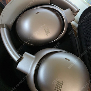 JBL Tour One M3 헤드폰 라떼색상 팝니다