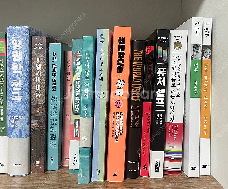 최신 책 포함 소설 에세이 인문학 등 여러 책 팔아요--2
