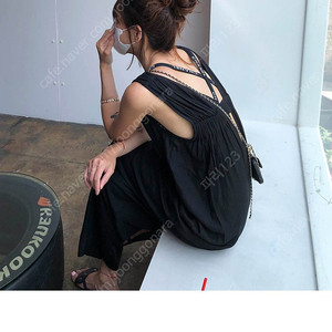 투머치토커 브이점프수트 반값이하 처분가 판매
