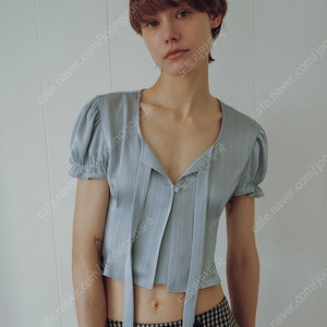 오버듀플레어 자카드 크롭블라우스 페일블루