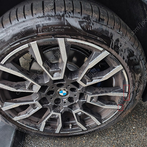 BMW X6 휠 wheel: rear light alloy wheel V-spoke 915M 21’ 타이어: 피렐리 P zero rf 315/35 R21 11Y XL