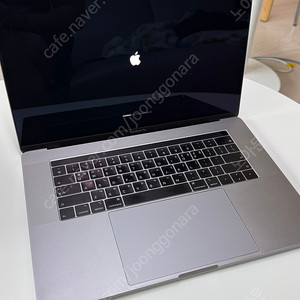 맥북프로 2018 15인치 스그 터치바 (메모리: 32GB, 그래픽: 라데온 560X, 저장공간: 512GB)