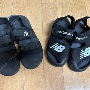 뉴발란스 아동용 샌들 210 (5천원)+MLB 아동 샌들 230 (4천원) + 남아옷 3벌 + 짱구 파자마 2벌