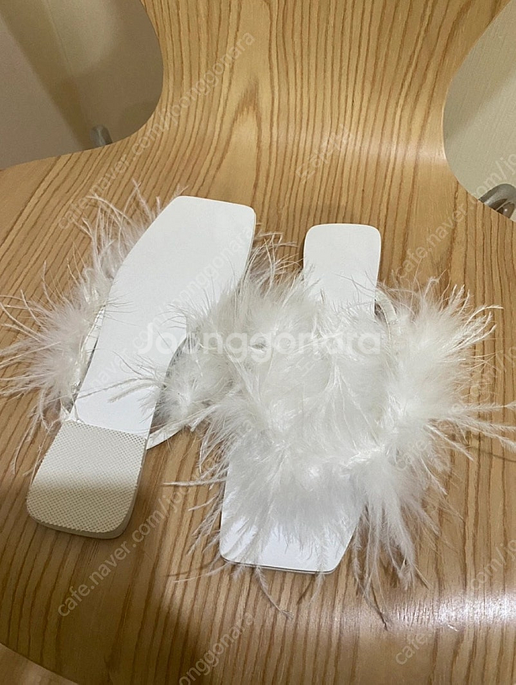 [미사용]깃털 퍼 쪼리 슬리퍼 화이트--1