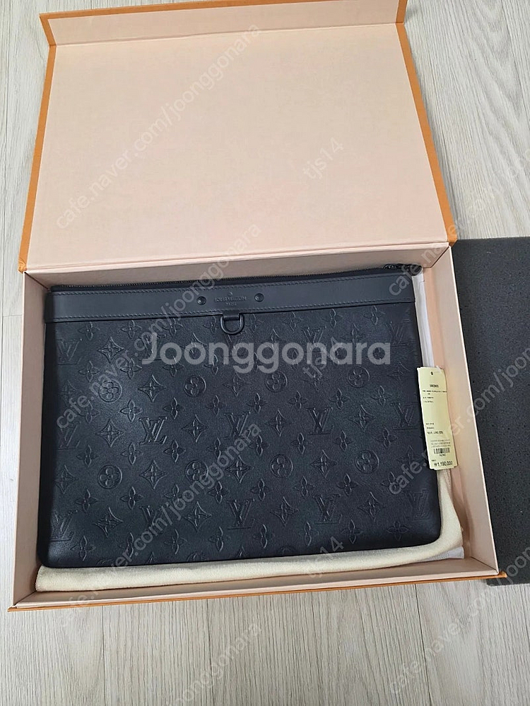 루이비통 쉐도우 포쉐트 클러치 판매합니다--0
