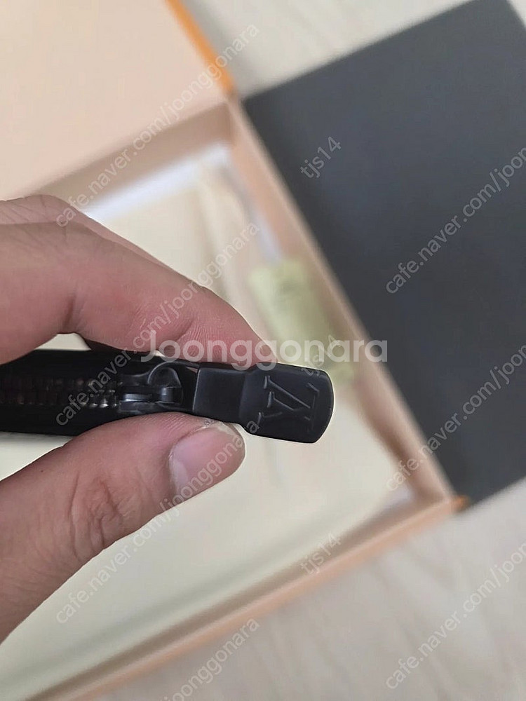 루이비통 쉐도우 포쉐트 클러치 판매합니다--3