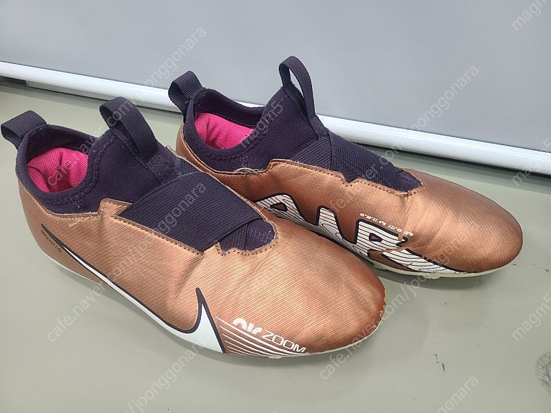 나이키 주니어 줌머큐리얼 아카데미 베이퍼15 235MM팝니다.--5