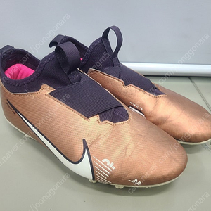 나이키 주니어 줌머큐리얼 아카데미 베이퍼15 240MM팝니다.