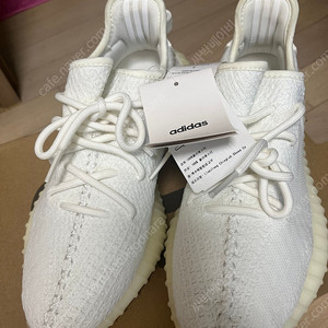 아디다스 이지부스트 크림화이트