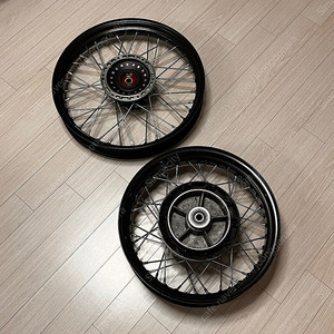 트라이엄프 스크램블러 공랭 앞뒤 순정 휠 세트 이미지