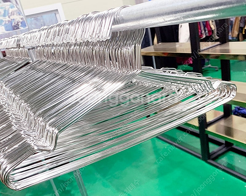 스테인레스 스틸 옷걸이 대량 보유 필요하신 수량만큼 구매 가능하세요.--0