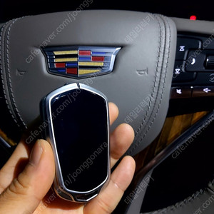 캐딜락 CT5, 에스컬레이드 인기차종 모든연식 자동차키를 최신형 LCD 풀터치 스크린 디지털키로 업그레이드 전환 제작 편리한 근접도어, 원격 차량제어 기능 활성화 추가 작업