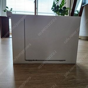 맥북 에어 13 M4 칩, 16GB 메모리, 256GB 실버색상입니다.