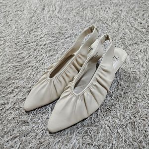 아떼 바네사부르노 양가죽 셔링 슬링백 255 나무하나 로퍼