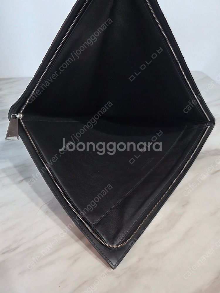 보테가베네타 하프지퍼 클러치 블랙--3