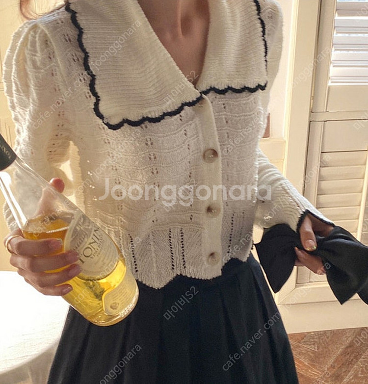 얼굴이 작아 보이는 빅카라넥 물결 펀칭 페미닌 가디건--1