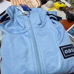 오아시스X아디다스 콜라보 트랙탑 스카이 XL