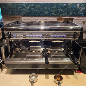 20년도에 새상품 구입해서 사용한 시모넬리 아피아 II 커피머신 팝니다.